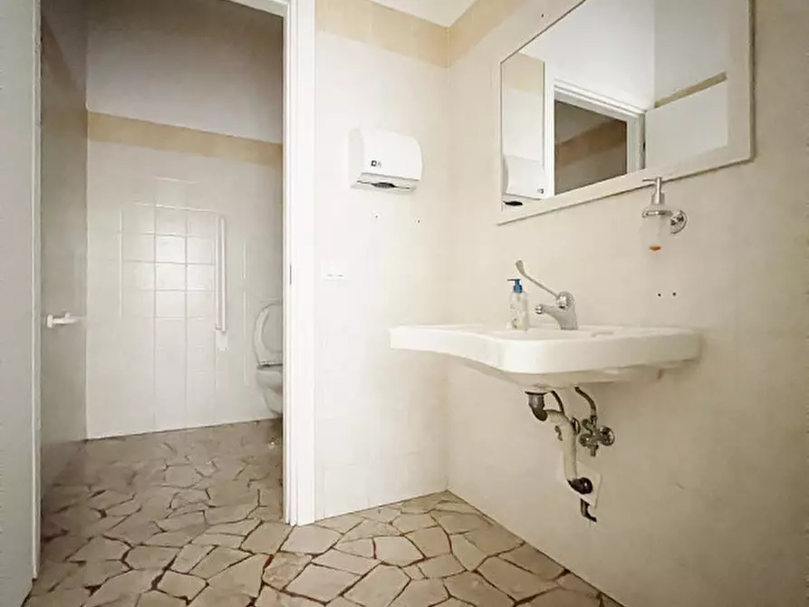 Immagine 5 di Negozio in affitto  a San Giorgio Delle Pertiche