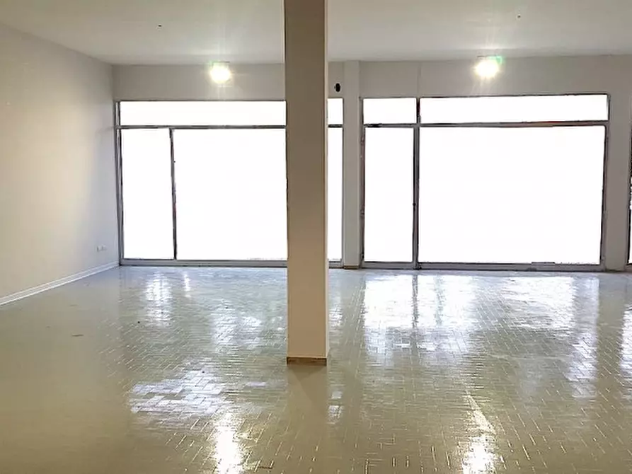 Immagine 1 di Negozio in affitto  in VIALE MARCONI a Cesena