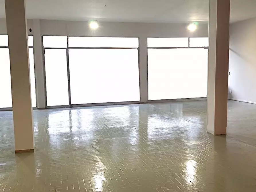 Immagine 2 di Negozio in affitto  in VIALE MARCONI a Cesena