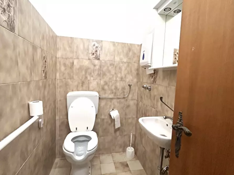 Immagine 9 di Negozio in affitto  in VIALE MARCONI a Cesena