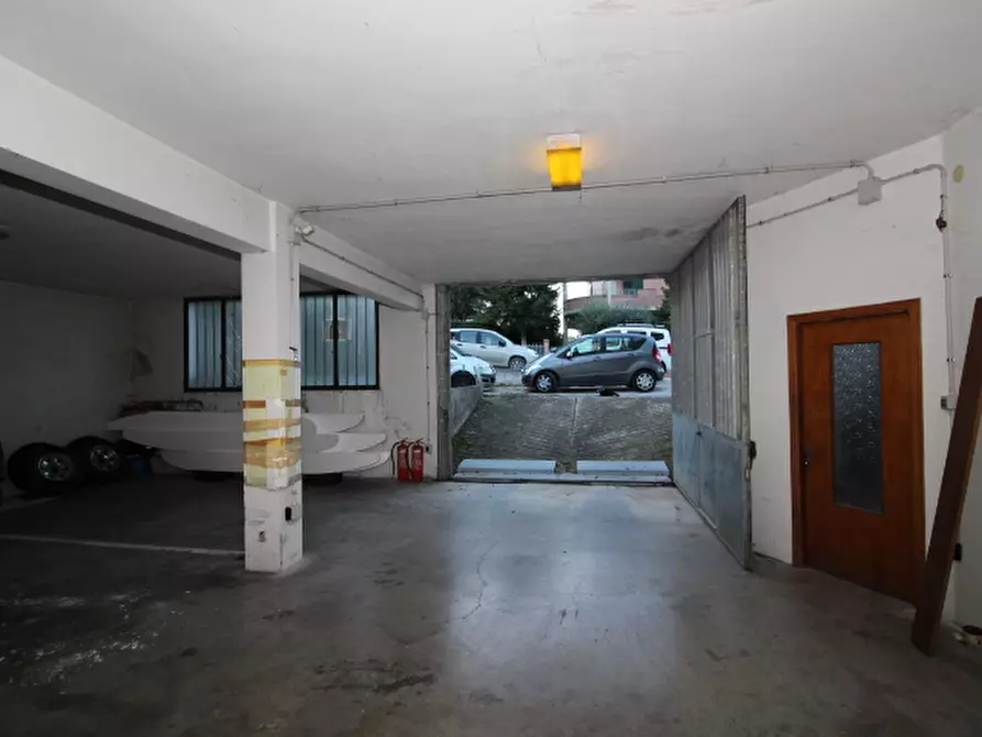 Immagine 2 di Garage in vendita  a Senigallia