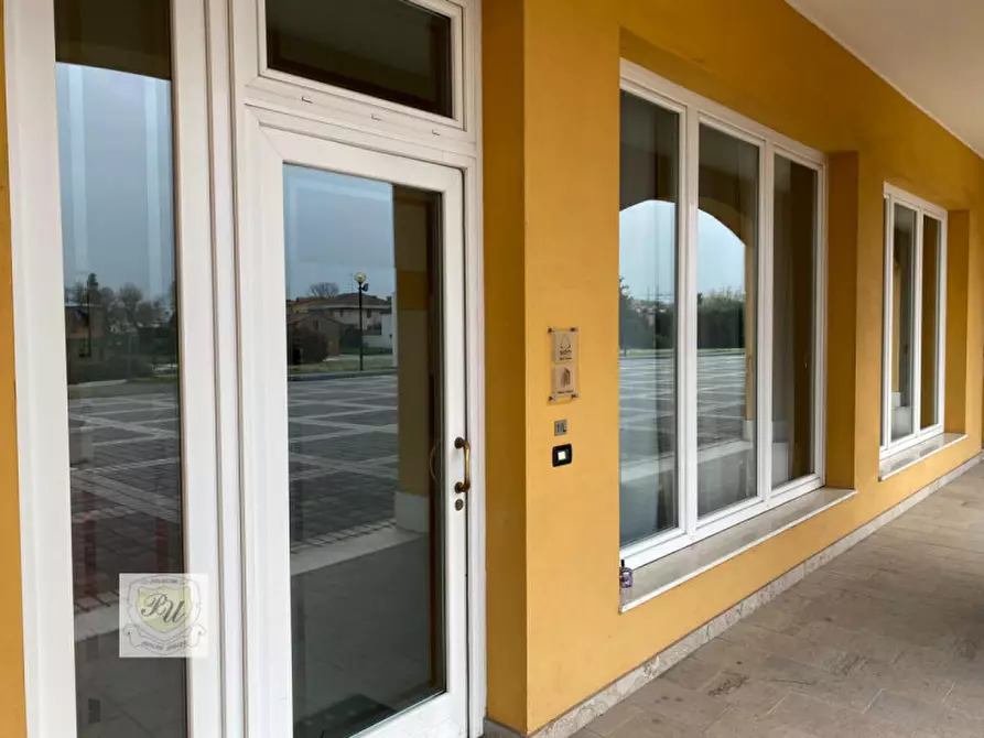 Immagine 6 di Negozio in vendita  in Piazza Maggiore, 20 a Este