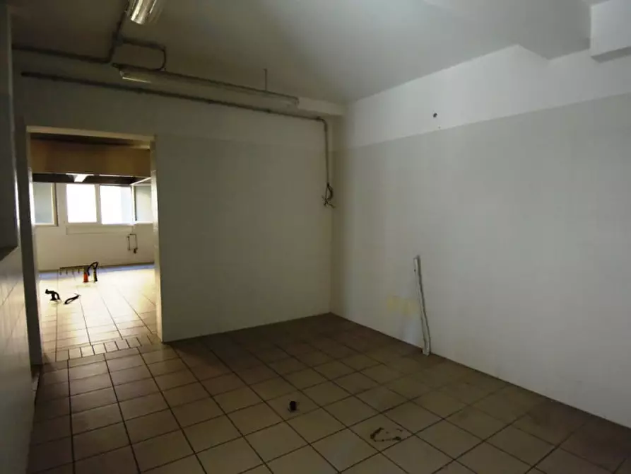 Immagine 7 di Negozio in affitto  in Via Roma a Bassano Del Grappa