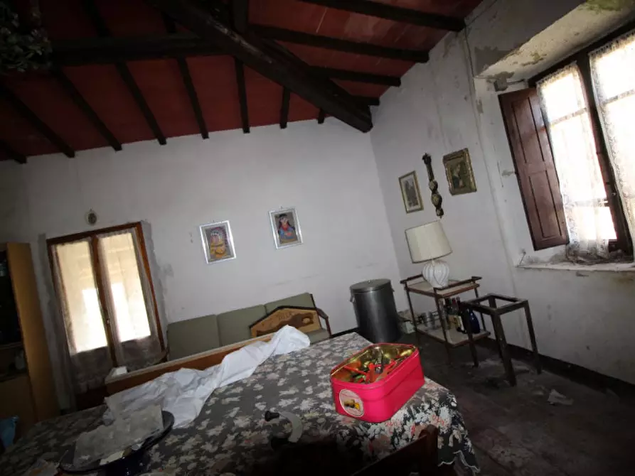 Immagine 10 di Casa indipendente in vendita  in 6 km a Bucine