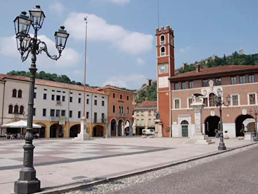 Immagine 1 di Palazzo in vendita  in Piazza degli Scacchi a Marostica