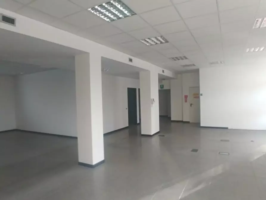 Immagine 2 di Attività commerciale in affitto  in VIA PODGORA a Vimercate