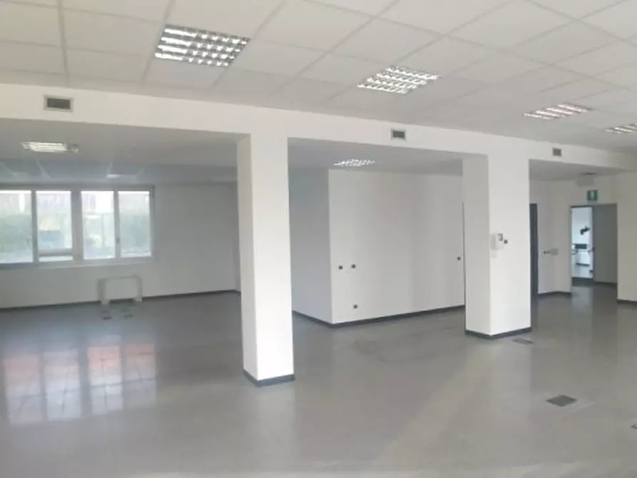 Immagine 3 di Attività commerciale in affitto  in VIA PODGORA a Vimercate