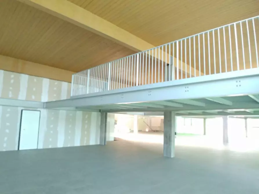 Immagine 4 di Attività commerciale in vendita  in VIA MAMELI a Vimercate