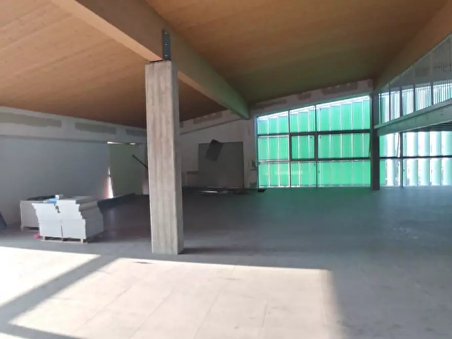 Immagine 12 di Attività commerciale in vendita  in VIA MAMELI a Vimercate