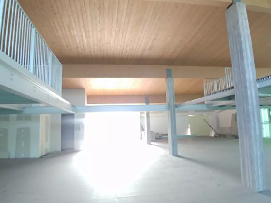 Immagine 23 di Attività commerciale in vendita  in VIA MAMELI a Vimercate