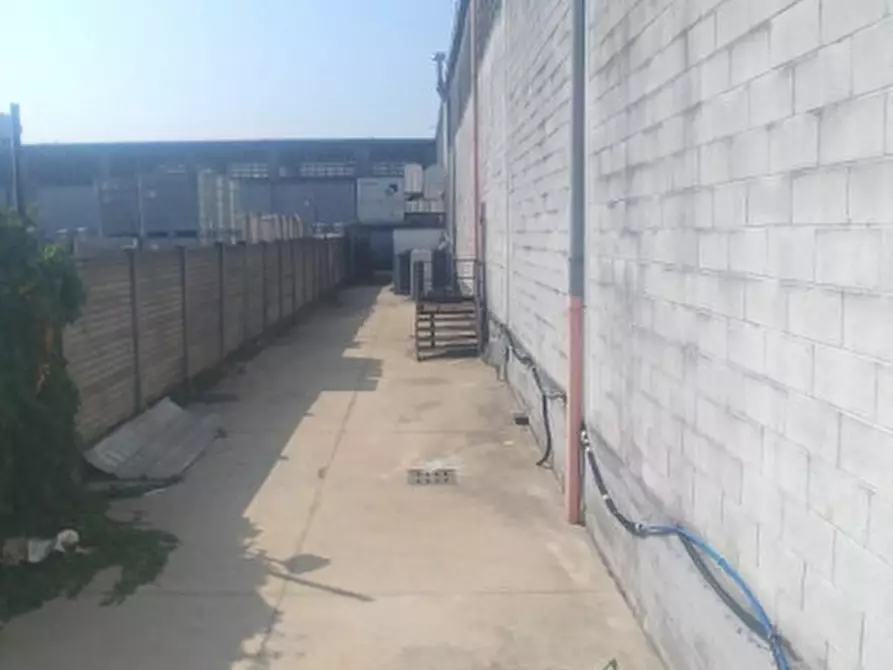 Immagine 15 di Laboratorio in vendita  in VIA RESISTENZA a Buccinasco