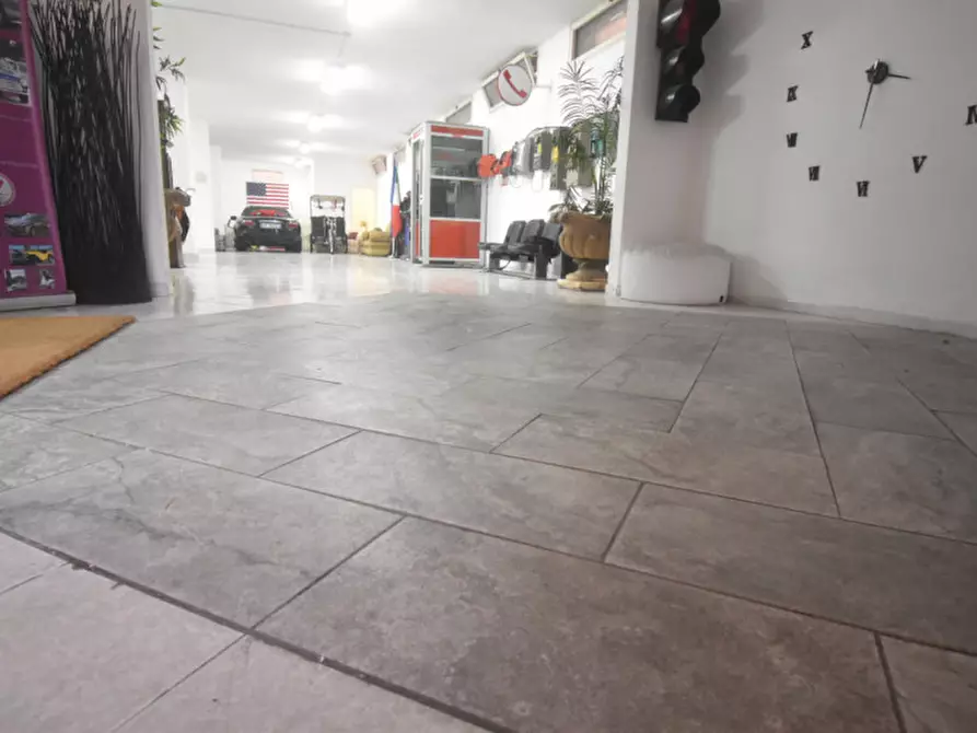 Immagine 2 di Magazzino in vendita  a Quartu Sant'elena