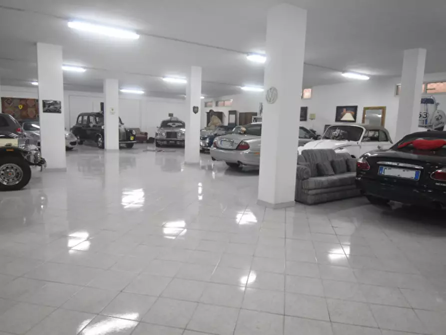 Immagine 4 di Magazzino in vendita  a Quartu Sant'elena