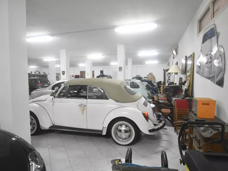 Immagine 6 di Magazzino in vendita  a Quartu Sant'elena