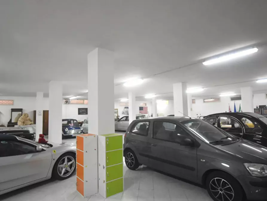 Immagine 10 di Magazzino in vendita  a Quartu Sant'elena