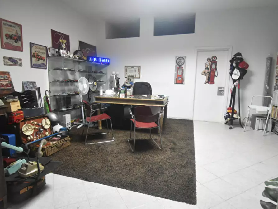 Immagine 11 di Magazzino in vendita  a Quartu Sant'elena