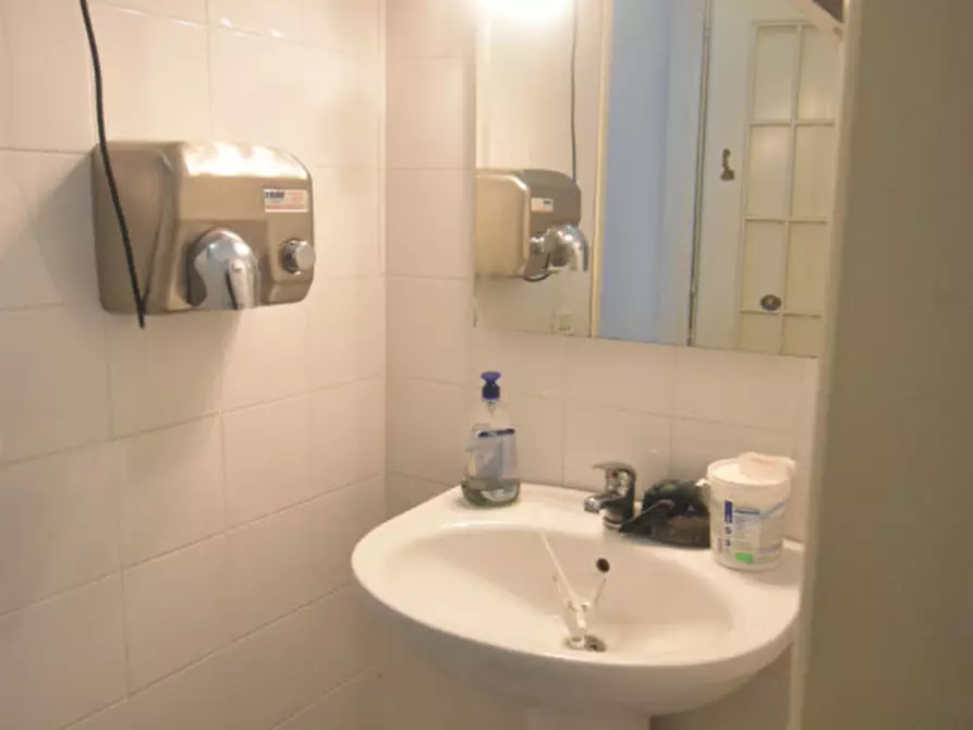 Immagine 13 di Magazzino in vendita  a Quartu Sant'elena