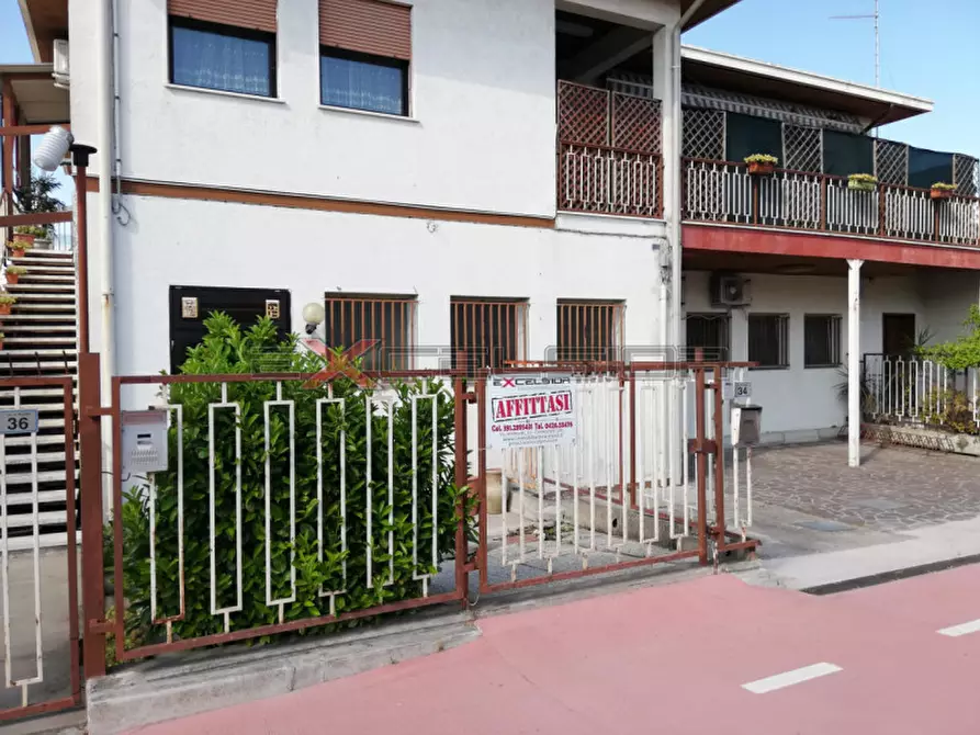 Immagine 1 di Negozio in affitto  a Cavarzere