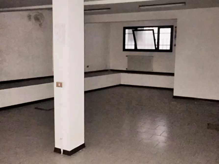 Immagine 24 di Negozio in affitto  in Via Brugnari a Castelfranco Veneto