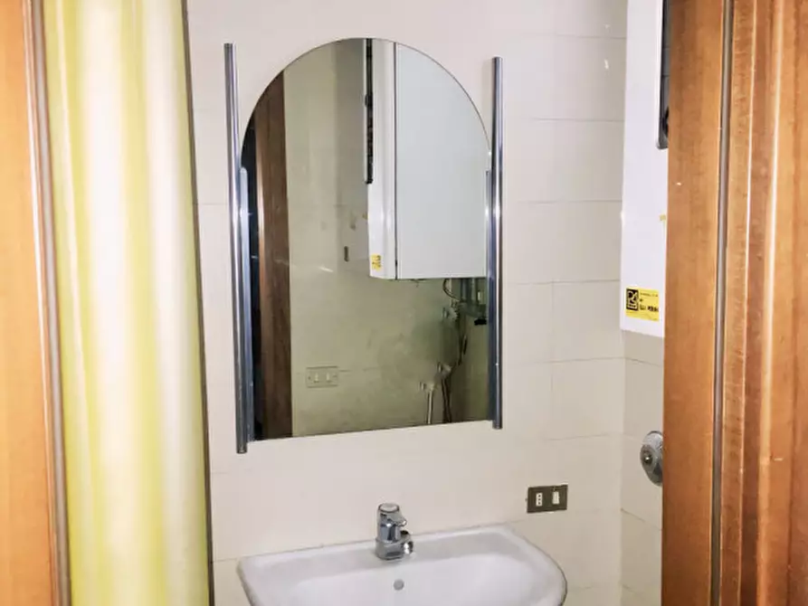 Immagine 26 di Negozio in affitto  in Via Brugnari a Castelfranco Veneto