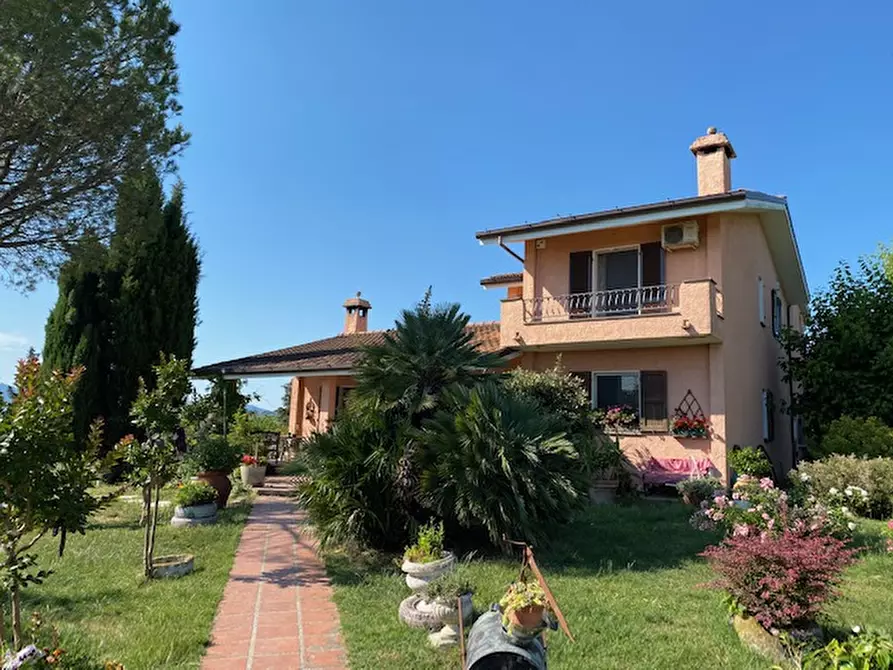 Immagine 1 di Villa in vendita  a Borghi