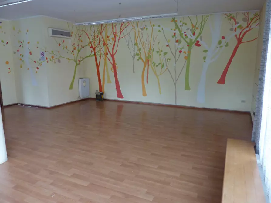 Immagine 15 di Negozio in affitto  in via galvani a Villorba