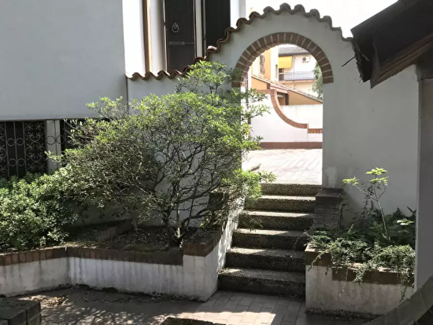 Immagine 2 di Villa in vendita  in via G. Piva a Rovigo