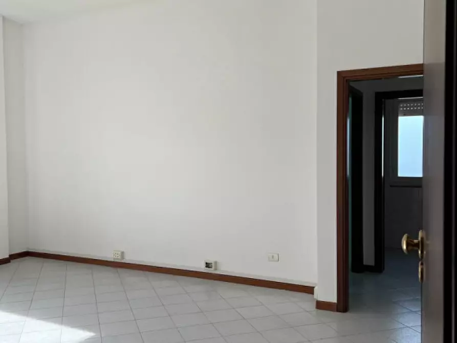 Immagine 4 di Ufficio in affitto  a Selargius