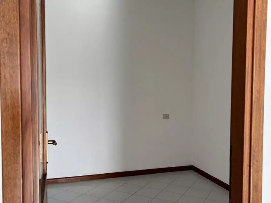 Immagine 5 di Ufficio in affitto  a Selargius