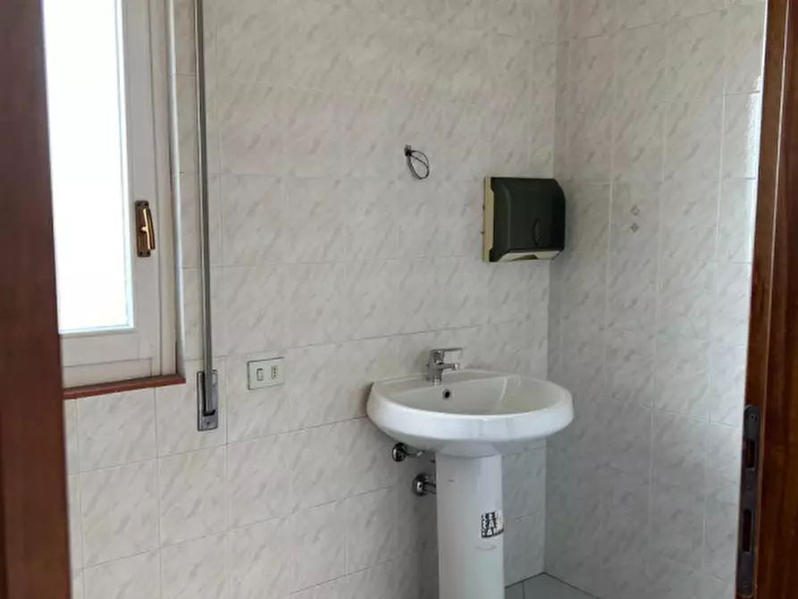 Immagine 8 di Ufficio in affitto  a Selargius