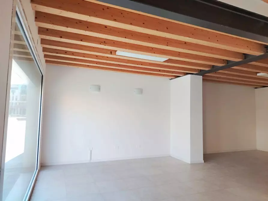 Immagine 2 di Negozio in affitto  in Viale delle Terme a Abano Terme