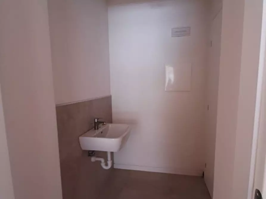 Immagine 7 di Negozio in affitto  in Viale delle Terme a Abano Terme