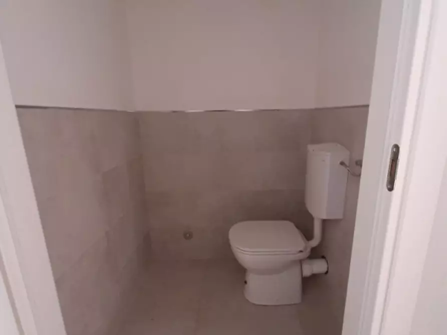 Immagine 8 di Negozio in affitto  in Viale delle Terme a Abano Terme