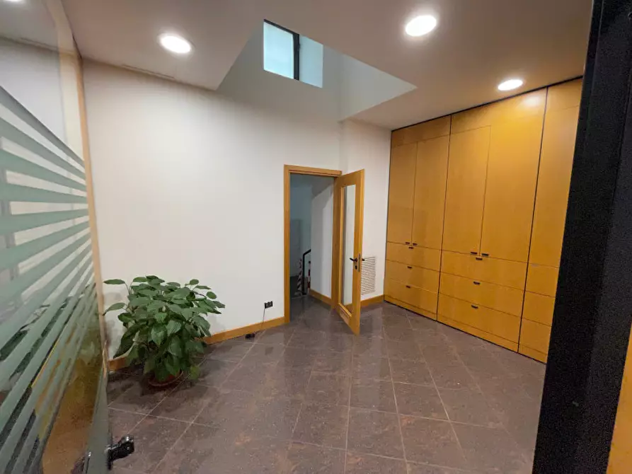 Immagine 13 di Attività commerciale in affitto  in san Giacomo in Monte 20 a Trieste