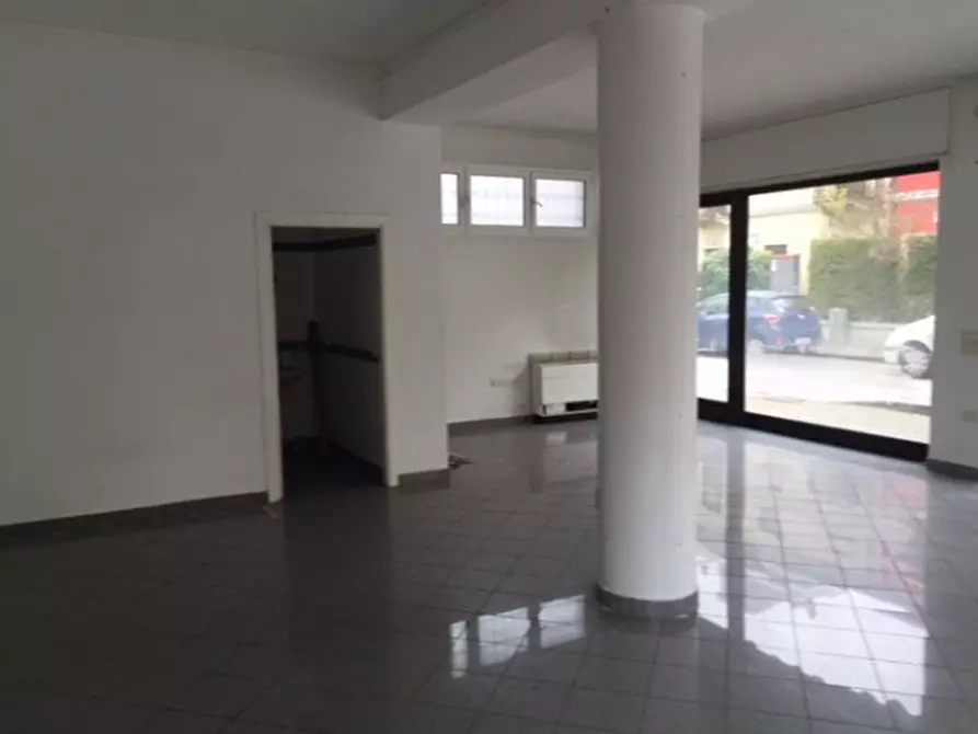 Immagine 1 di Negozio in affitto  in Via Circonvallazione a Venezia