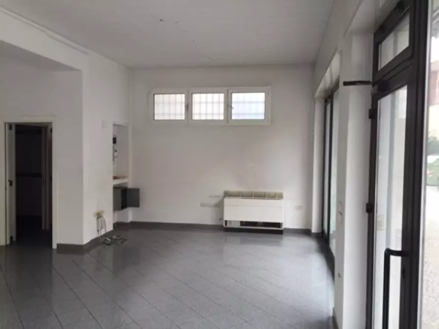 Immagine 2 di Negozio in affitto  in Via Circonvallazione a Venezia