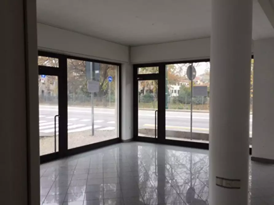 Immagine 17 di Negozio in affitto  in Via Circonvallazione a Venezia