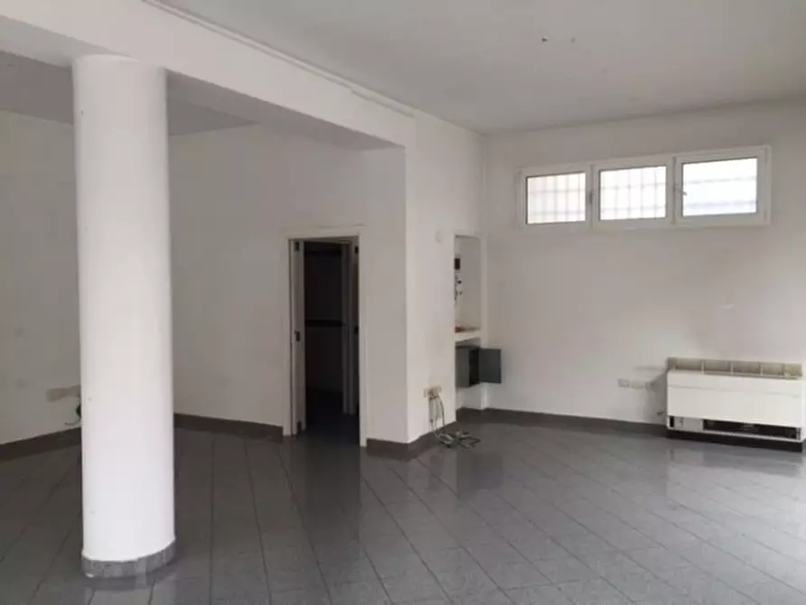 Immagine 19 di Negozio in affitto  in Via Circonvallazione a Venezia