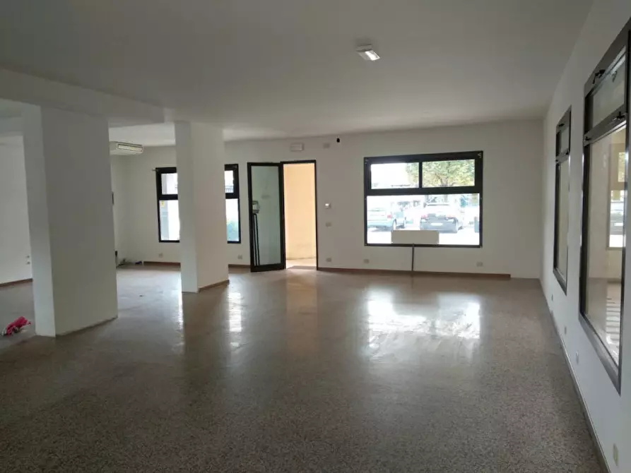 Immagine 2 di Negozio in vendita  in Via Brenta a Castelfranco Veneto