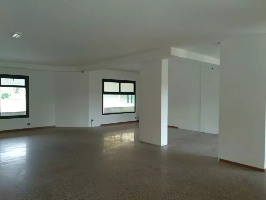 Immagine 3 di Negozio in vendita  in Via Brenta a Castelfranco Veneto