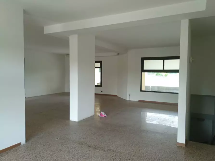 Immagine 4 di Negozio in vendita  in Via Brenta a Castelfranco Veneto