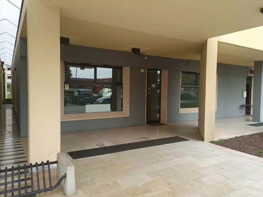 Immagine 2 di Negozio in vendita  in Via Brenta a Castelfranco Veneto