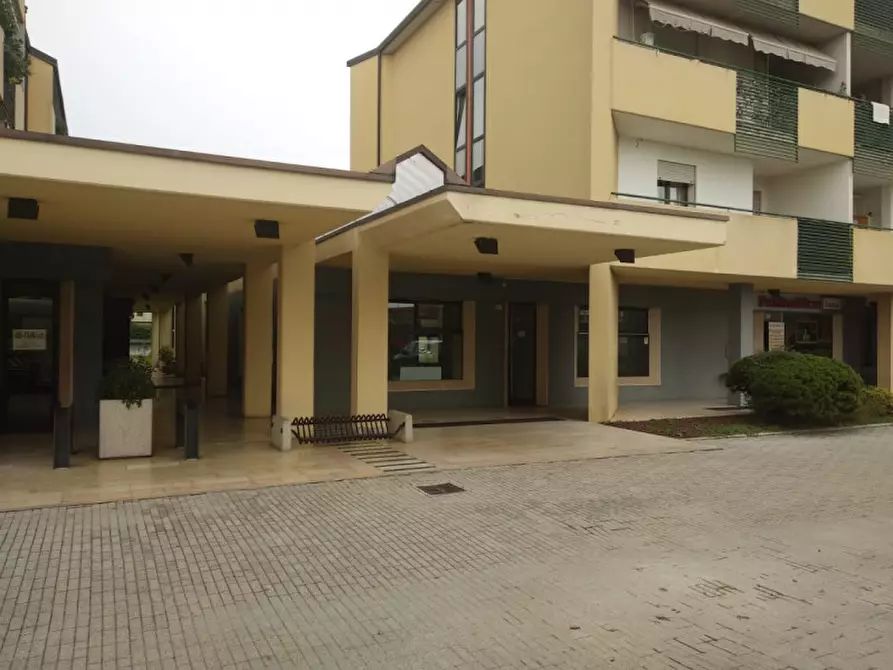 Immagine 3 di Negozio in vendita  in Via Brenta a Castelfranco Veneto
