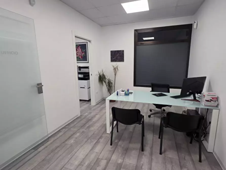 Immagine 10 di Negozio in vendita  in Via Brenta a Castelfranco Veneto