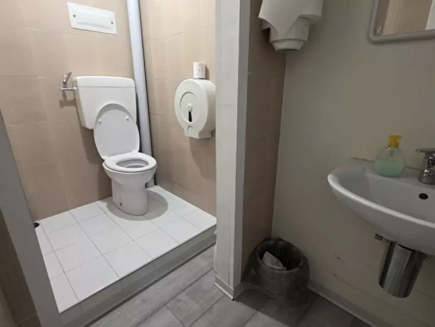 Immagine 16 di Negozio in vendita  in Via Brenta a Castelfranco Veneto