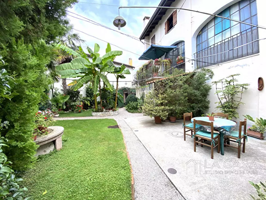 Immagine 1 di Palazzo in vendita  in Piazza Santa Margherita a Valvasone Arzene