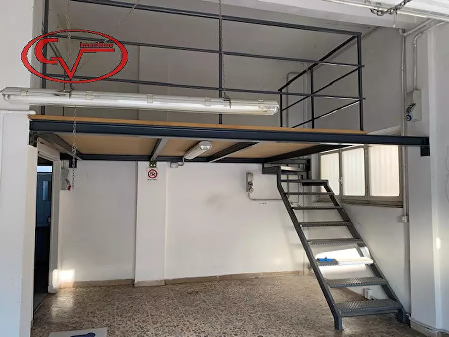 Immagine 4 di Negozio in vendita  in viale diaz a Montevarchi