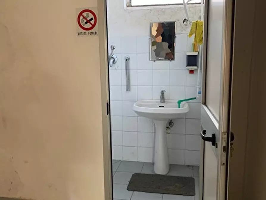 Immagine 6 di Negozio in vendita  in viale diaz a Montevarchi