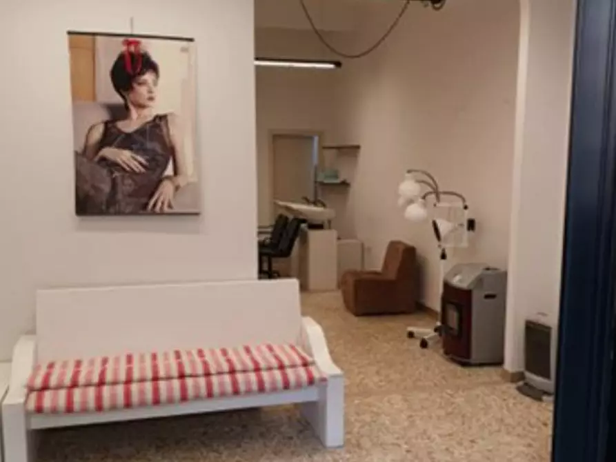 Immagine 1 di Negozio in affitto  in VIA DEL POLLAIOLO a Firenze