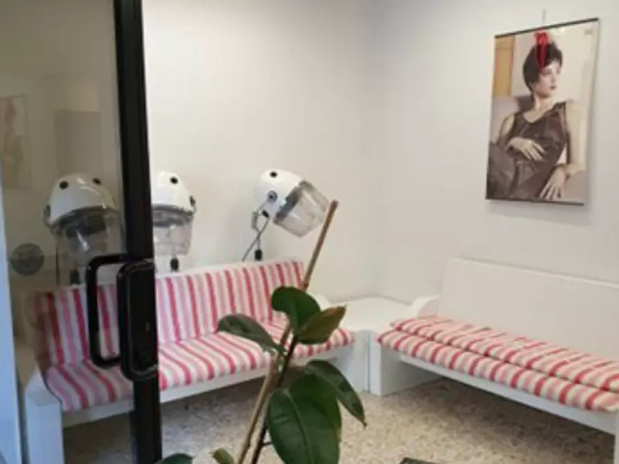 Immagine 2 di Negozio in affitto  in VIA DEL POLLAIOLO a Firenze